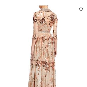 Excellent condition. The dress was hemmed. For a 5”4 hight and 3-5 inch heel.